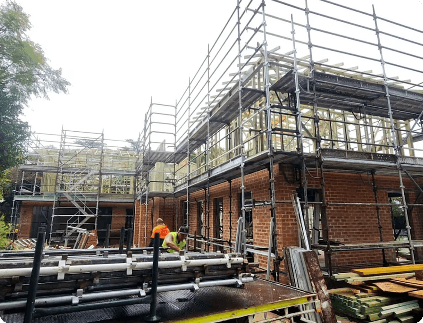 Everest Scaffolding crew erecting scaffolding on a new build